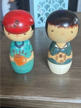 Pearl Hand-Painted Wooden Sports Pair - Red & Teal